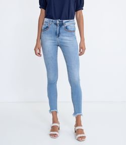 Calça Skinny Jeans Lisa com Barra Desfiada e Costura nos Bolsos