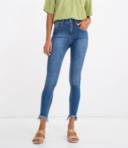 Calça Skinny Jeans Lisa com Barra Desfiada e Costura nos Bolsos
