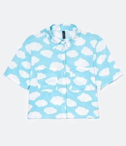 Camisa Cropped com Bolsos Frontais Estampa Nuvens em Viscose