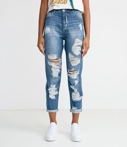 Calça Mom em Jeans com Puídos e Barra Dobrada