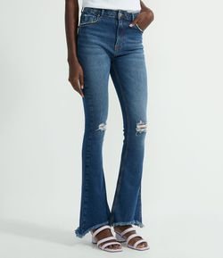 Calça Bootcut Jeans Lisa com Puídos e Barra Desfiada