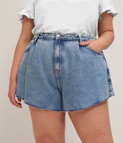 Short Evasê Jeans com Pregas e Barra Desfiada Curve & Plus Size