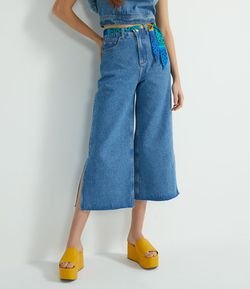 Calça Pantacourt Jeans com Fenda Lateral e Cinto Faixa Estampado