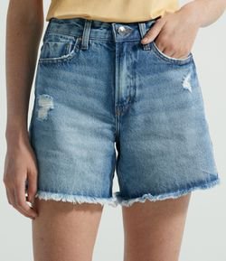 Short Jeans Liso com Barra Desfiada e Puídos
