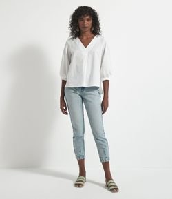 Calça Mom Jeans com Bolsos Diferenciados e Recorte na Barra