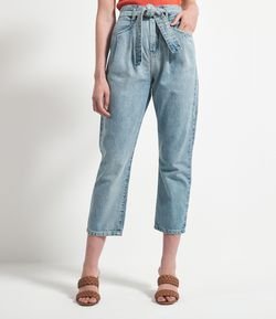 Calça Cropped Jeans com Cinto Faixa e Pregas Frontais
