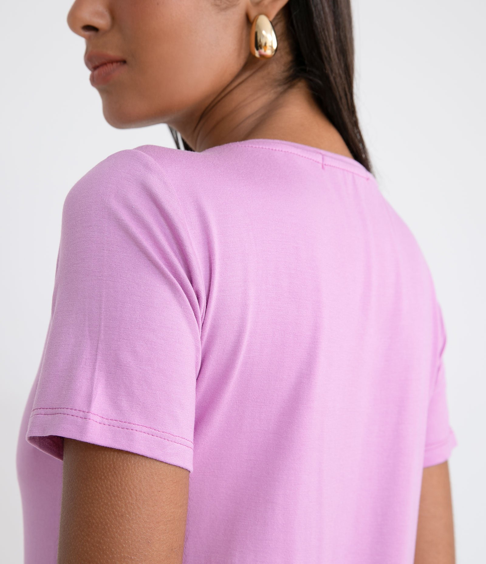 Blusa Básica em Viscose com Decote V Amarelo 3