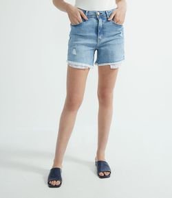 Short Jeans com Barra Desfiada e Bolso Floral Visível