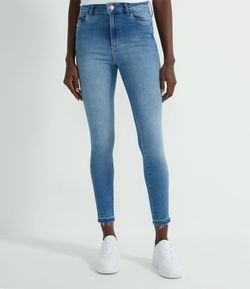 Calça Skinny Jeans com Barra Desfiada
