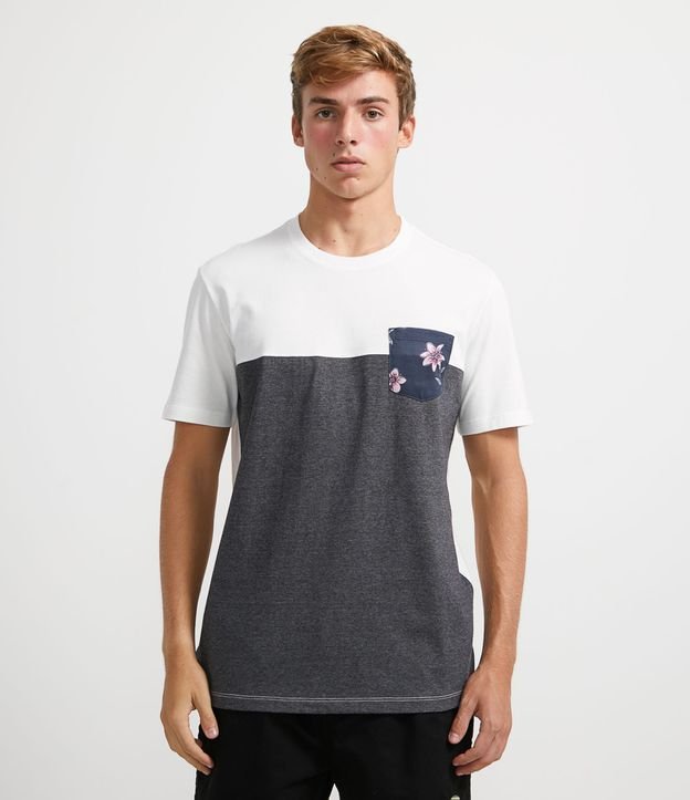 Camiseta Manga Curta com Recorte e Bolso Estampado Cinza 1
