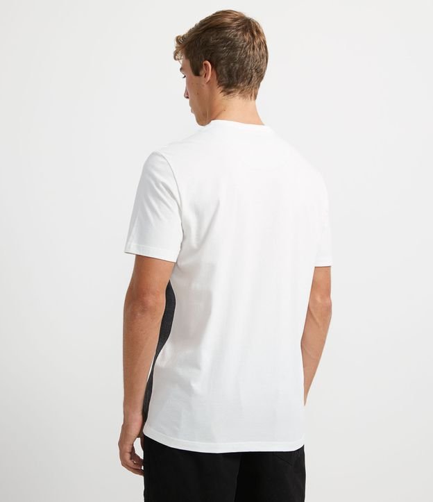 Camiseta Manga Curta com Recorte e Bolso Estampado Cinza 2
