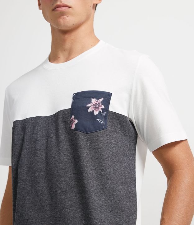 Camiseta Manga Curta com Recorte e Bolso Estampado Cinza 3