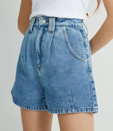 Short Mom Jeans Liso com Pregas e Bolsos Menor preço em Short Mom Jeans Liso com Pregas e Bolsos
