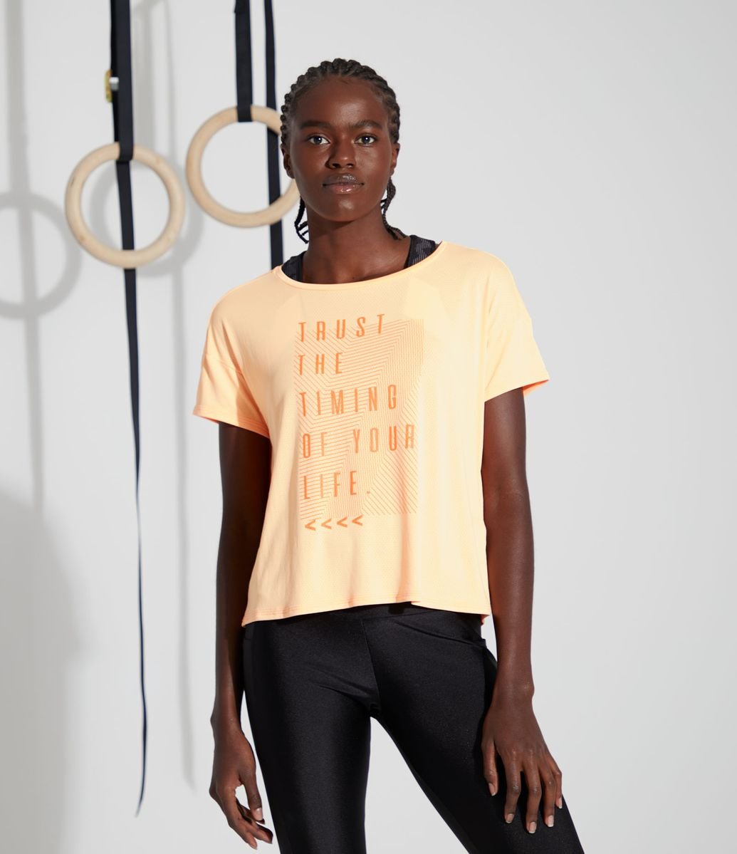 Camiseta Cropped Esportiva com Cava Deslocada e Estampa Start Where You Are é boa?