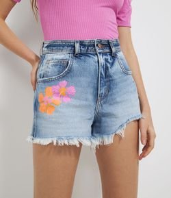 Short Cintura Alta em Jeans com Estampa de Flores na Lateral