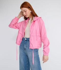 Jaqueta Corta Vento com Capuz e Bolsos