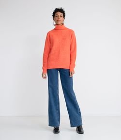 Blusão Suéter em Tricô com Gola Alta e Detalhes de Pontos com Barra e Punho Canelado