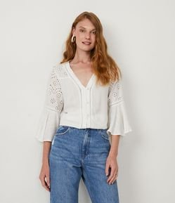 Blusa Bata em Viscose com Laise e Babado na Manga
