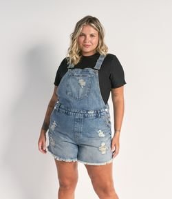 Jardineira Jeans com Puídos e Barra Desfiada Curve & Plus Size