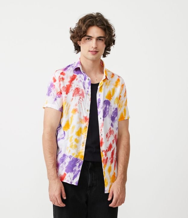 Camisa Regular em Viscose com Estampa Tie Dye e Manga Curta - Cor: Multicores - Tamanho: P