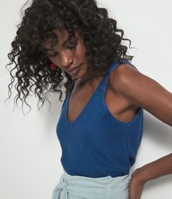 Blusa Regata em Tricô com Detalhe de Furinhos na Frente