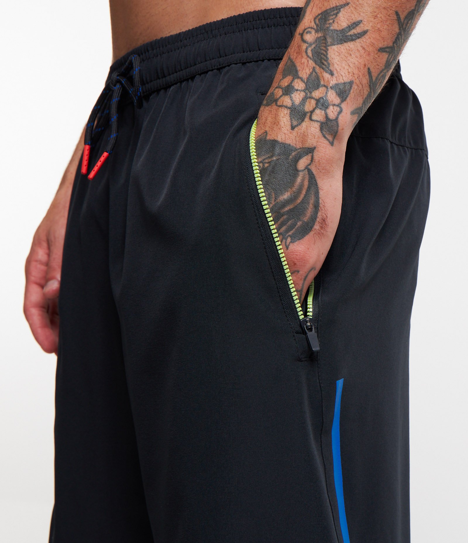 Bermuda Esportiva com Blocos de Cor e Bolsos com Zíper Preto Natural 4