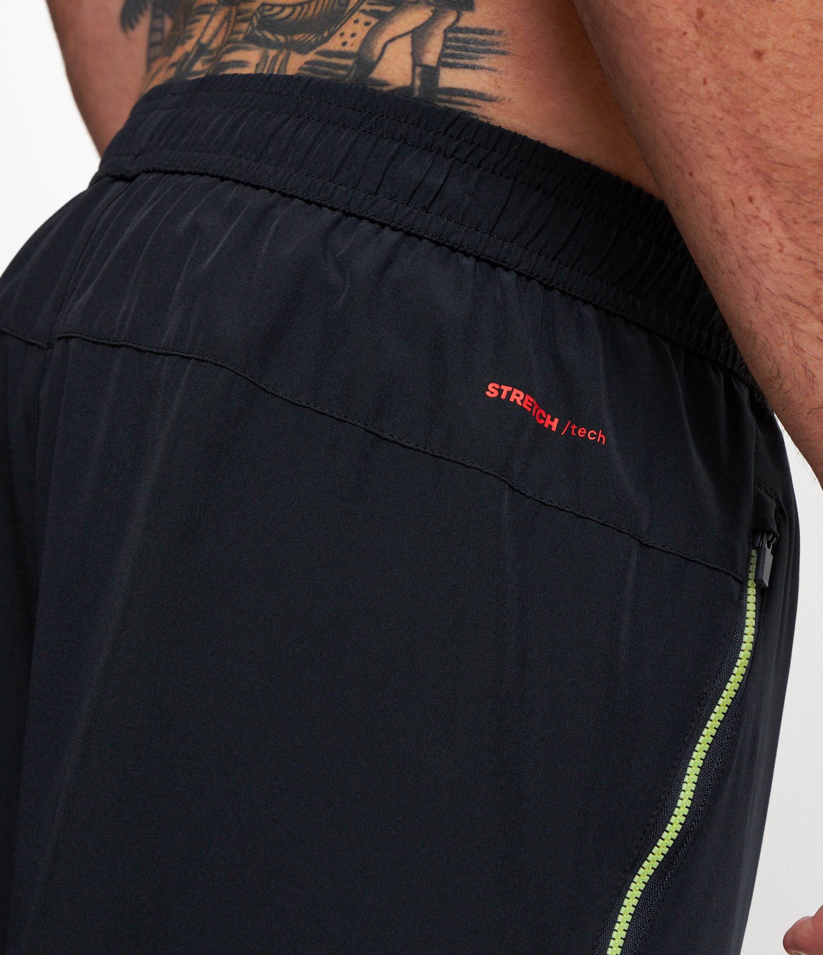 Bermuda Esportiva com Blocos de Cor e Bolsos com Zíper Preto Natural 5