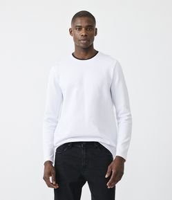 Camiseta Regular em Algodão Texturizado com Friso na Gola