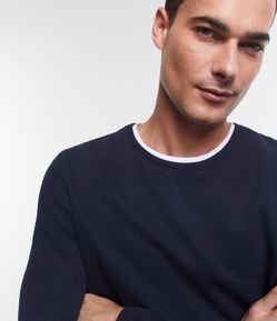 Camiseta Regular em Algodão Texturizado com Friso na Gola