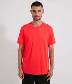 Camiseta Esportiva Manga Curta com Refletivo na Lateral e Recorte nas Costas