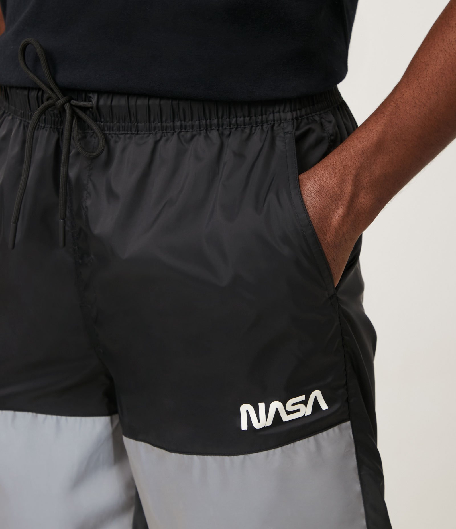 Bermuda Bloco de Cor Refletivo com Print Nasa Preto 4