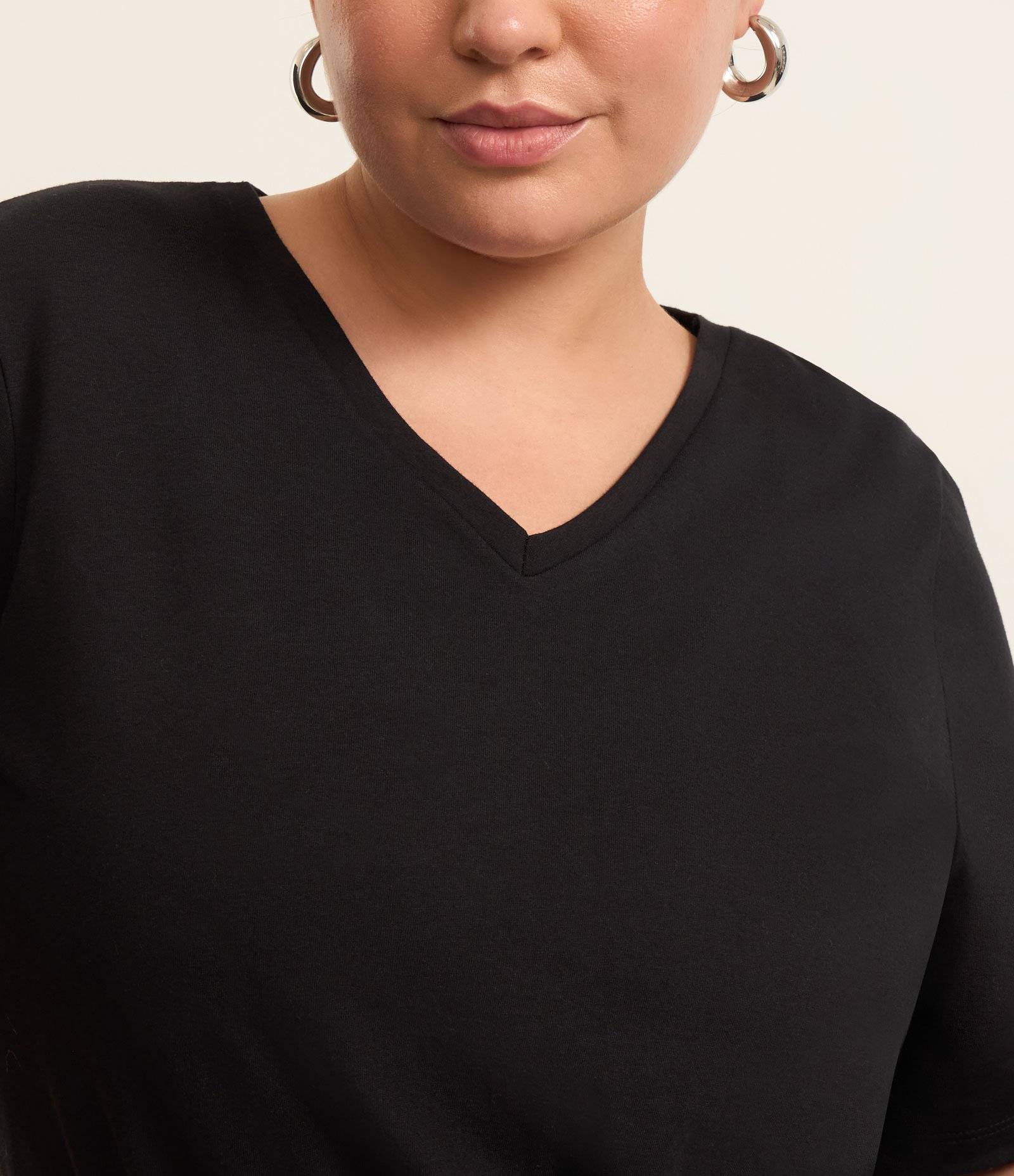 Blusa Básica em Algodão com Gola V Curve & Plus Size Preto 3
