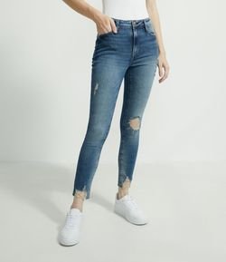 Calça Skinny Jeans Cintura Média com Puídos e Rasgos