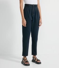 Calça Mom em Jeans com Pregas no Cós