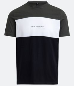 Camiseta Regular em Bloco de Cores e Estampa Lettering
