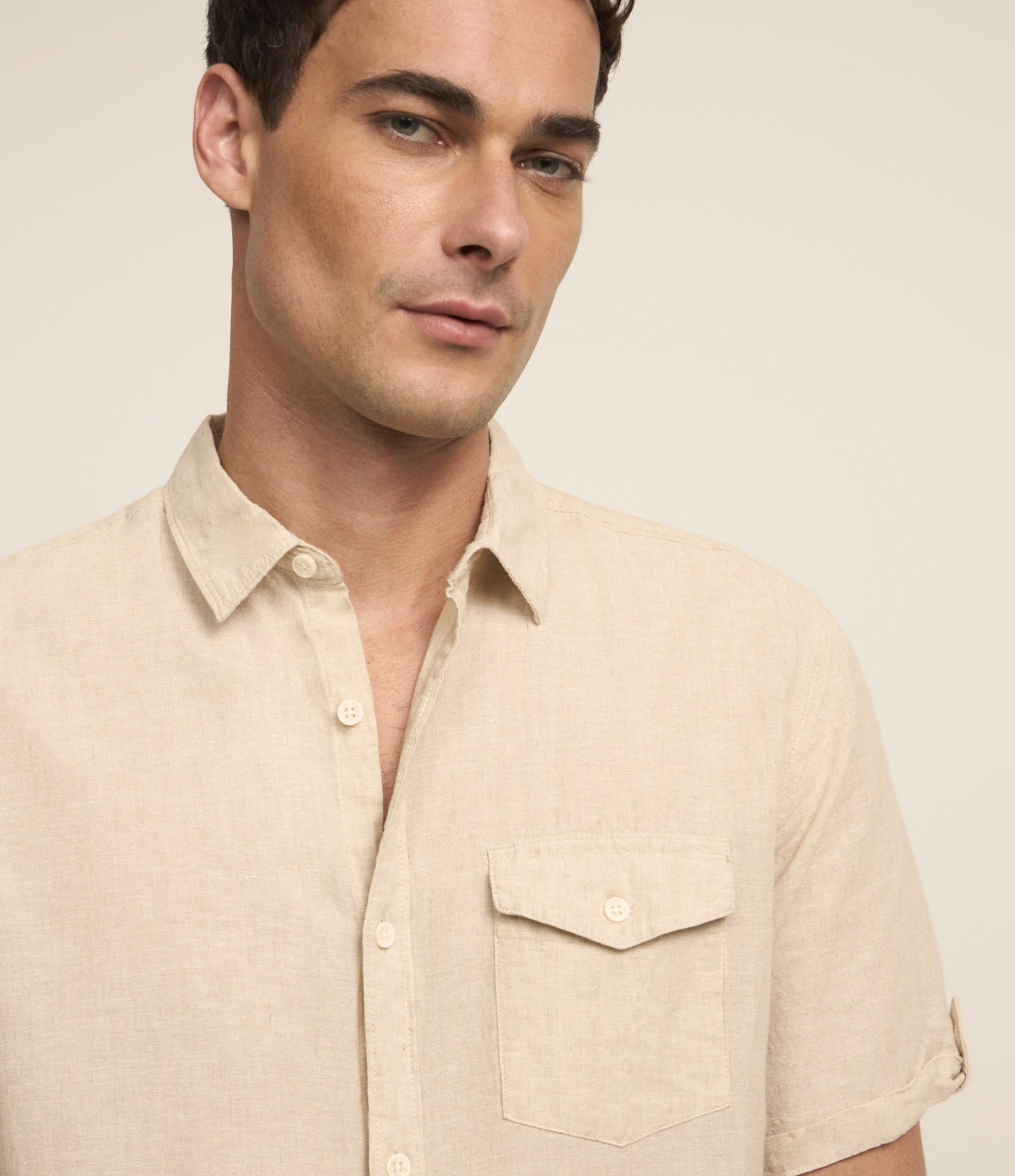 Camisa Comfort em Linho com Bolso e Dobra na Manga 3