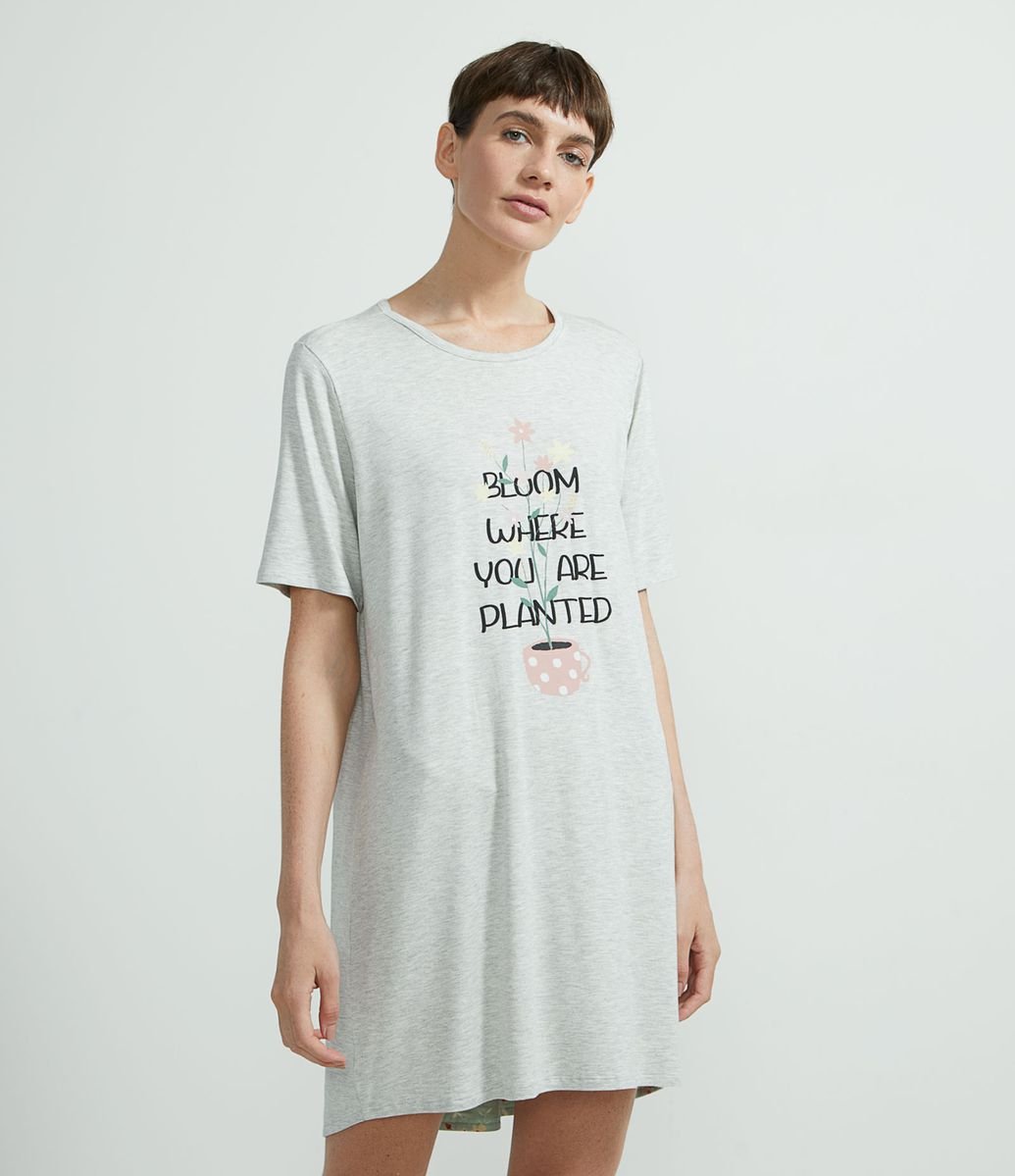 Menor preço em Camisola Manga Curta em Viscolycra Estampa Frase e Vaso de Flor