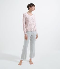 Pijama Remera Manga Larga Estampa de Flores y Pantalones