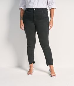 Calça Skinny Jeans com Barra Assimétrica e Desfiada Curve & Plus Size