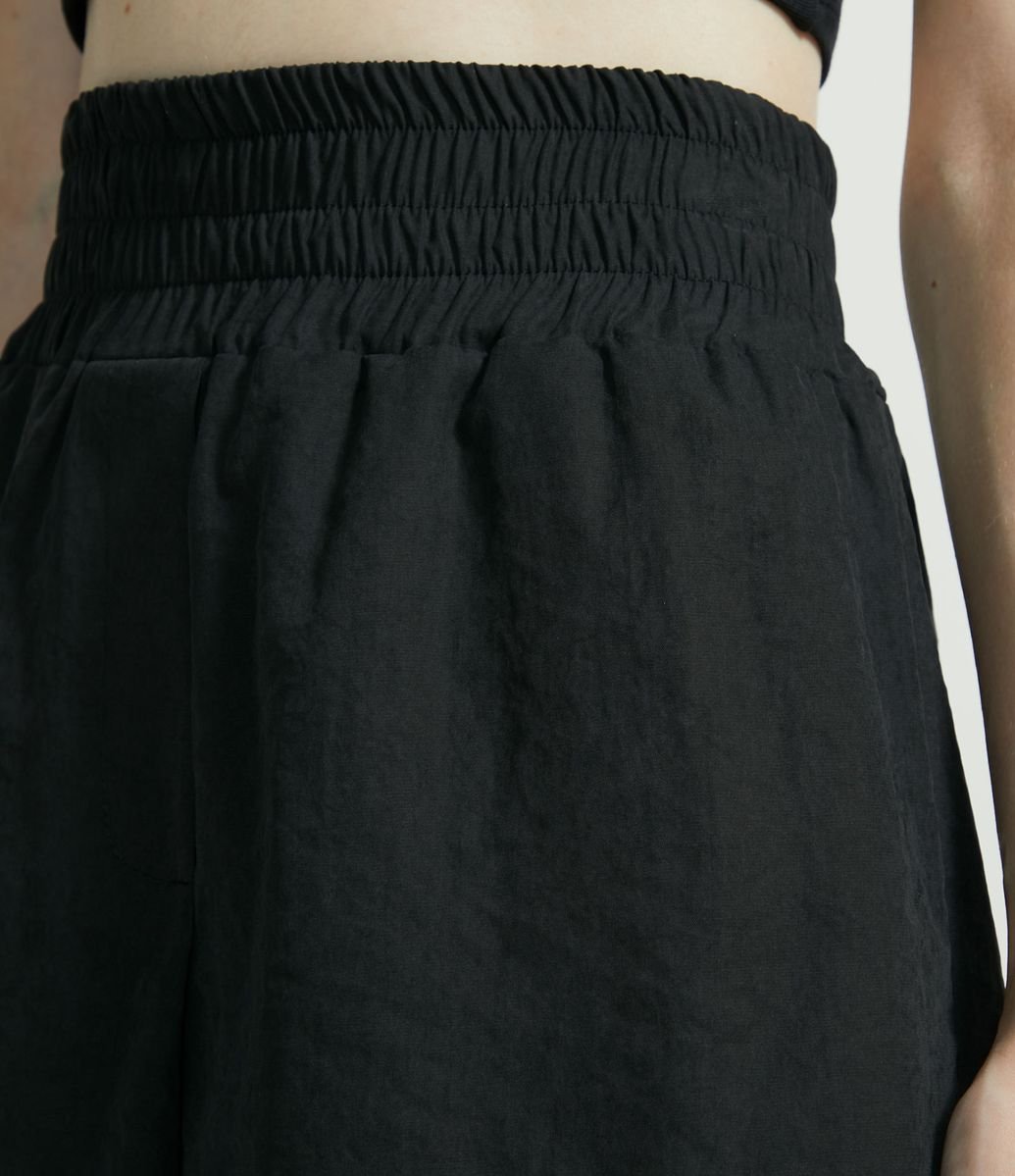 Short Runner com Cós Elástico Largo Pespontado Preto