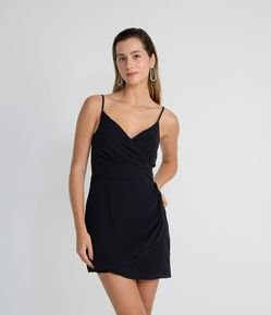 Vestido Curto com Decote V Alças Finas Reguláveis em Crepe Transpassado