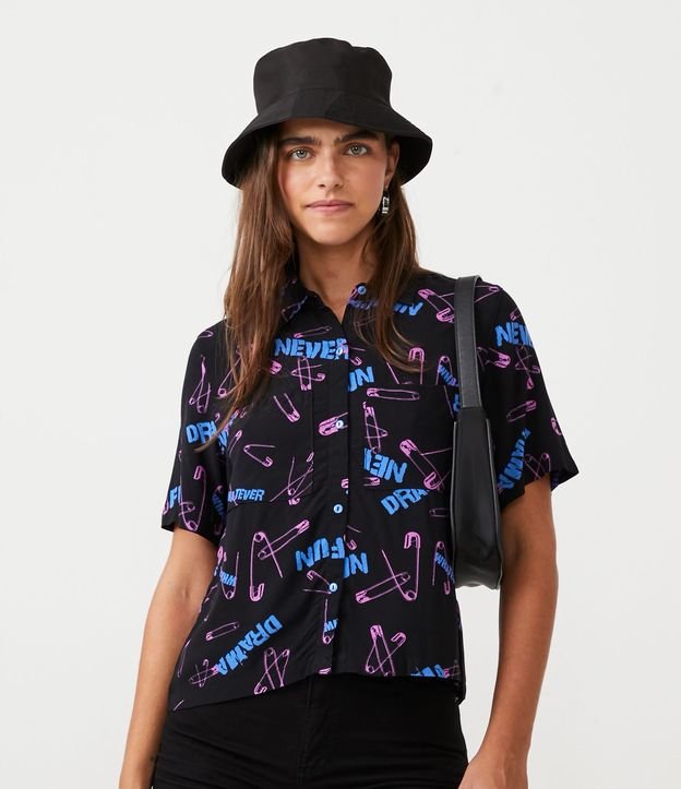 Camisa Cropped em Viscose com Estampa Alfinetes