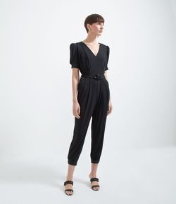 Macacão Manga Curta Bufante com Pregas nos Ombros e Cinto com Fivela