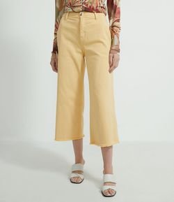 Calça Pantacourt em Sarja com Barra Desfiada