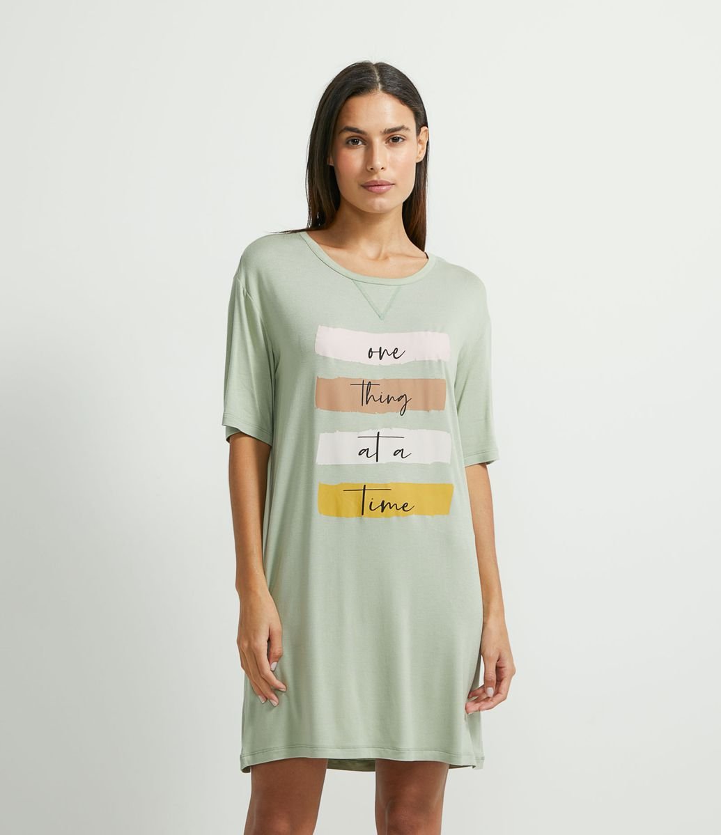 Camisola Curta em Viscolycra Estampa Frase Menor preço em Camisola Curta em Viscolycra Estampa Frase