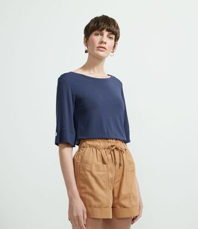 Blusa Sem Estampa em Viscose com Detalhe de Botão nas Mangas Menor preço em Blusa Sem Estampa em Viscose com Detalhe de Botão nas Mangas
