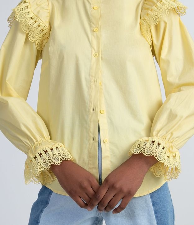 Camisa en Tricolina con Manga Larga y Detalles en Encaje Amarillo 3