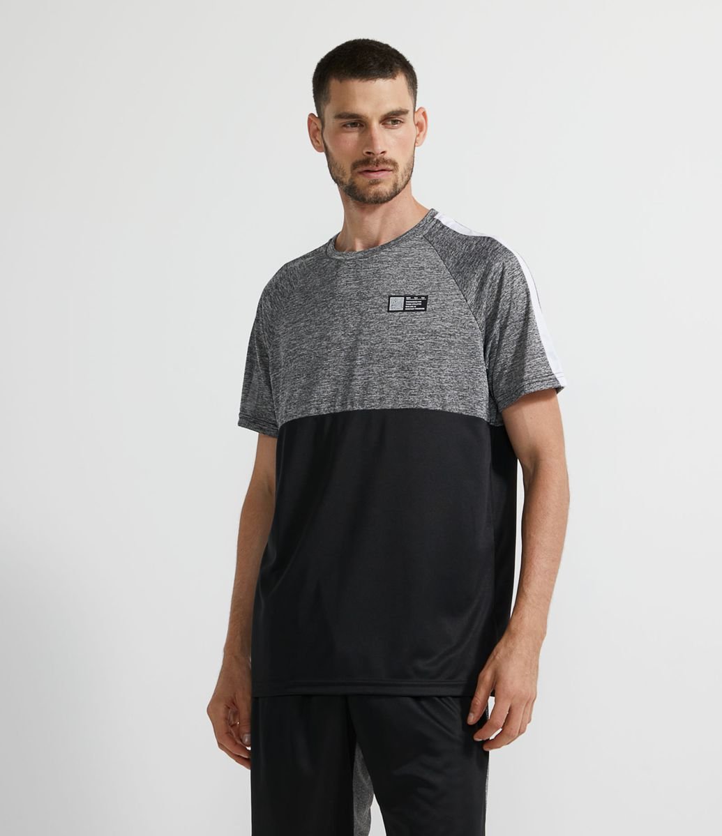 Camiseta Esportiva com Recorte Bicolor e Cava Raglan é boa?