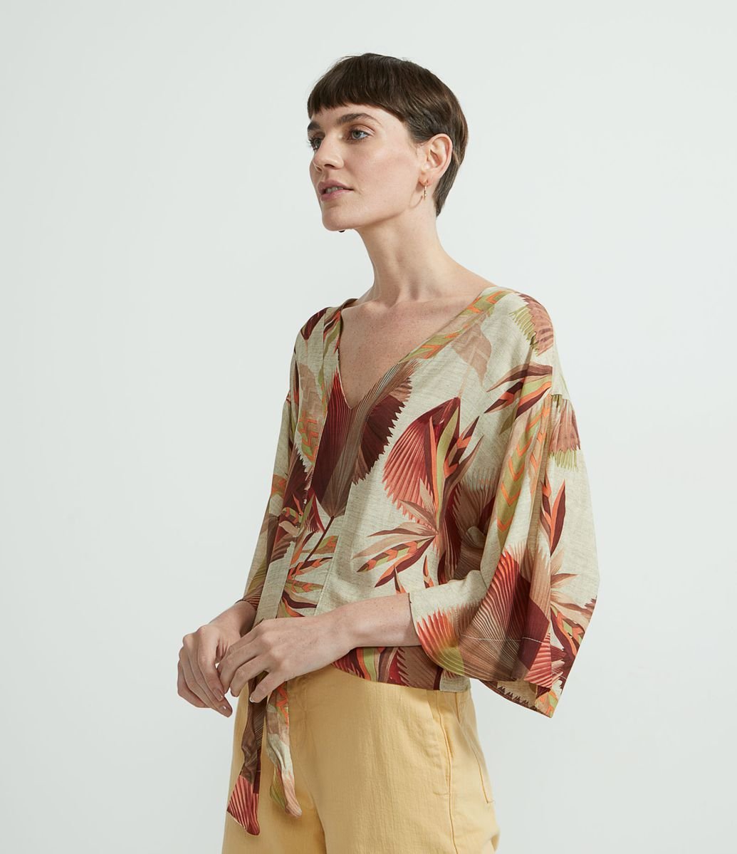 Menor preço em Blusa Bata Estampa Folhagens com Decote V e Amarração