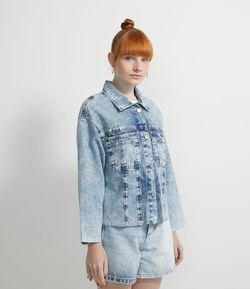 Camisa Cropped em Jeans Marmorizados com Bolsos Deslocados